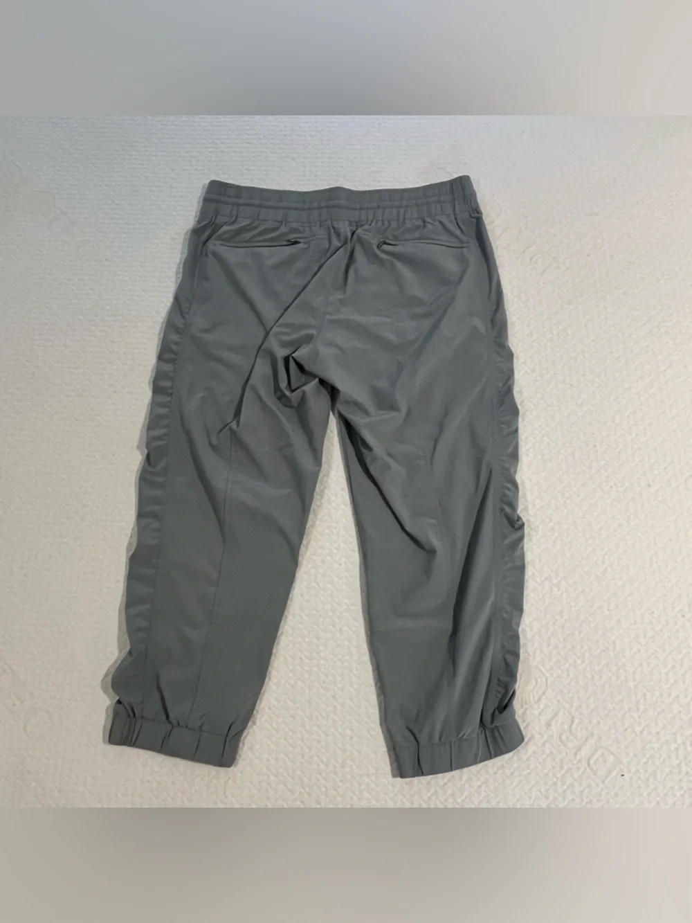 Athleta Women’s Gray Capris Cropped Joggers Trackpants Size 8 Lightweight - Picture 3 of 6